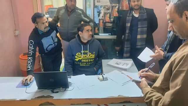 जिलाधिकारी सीपी सिंह ने रैन बसेरे का किया निरीक्षण सामुदायिक स्वास्थ्य केंद्र राल का भी औचक निरीक्षण किया