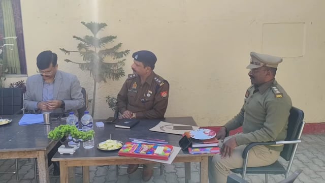 अमेठी जिला के थाना रामगंज में संपूर्ण थाना दिवस का किया गया आयोजन जिसमें उपजिलाधिकारी,C.O मनोज मिश्रा ने जनसुनवाई की।-