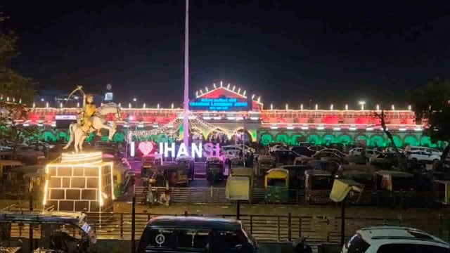 गणतंत्र दिवस की पूर्व संध्या पर तिरंगा रंग से जगमगाता मंडल रेल प्रबंधक कार्यालय और वीरांगना लक्ष्मीबाई झांसी स्टेशन