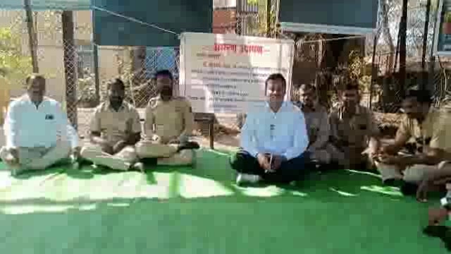 सहाय्यक अभियंता भुजबळे यांच्या विरोधात महावितरण कर्मचाऱ्यांचे उपोषण सुरू