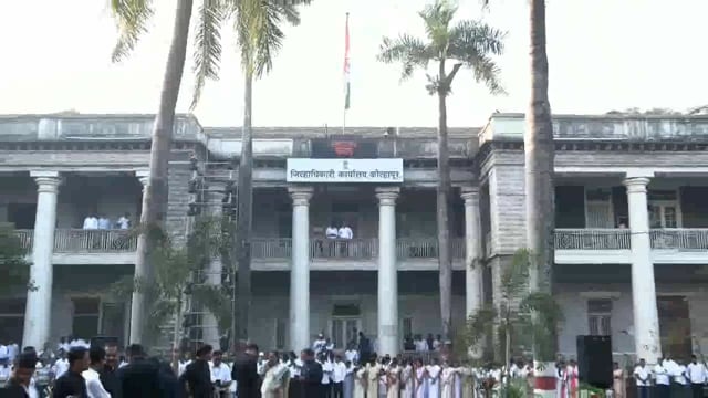 76 व्या  प्रजासत्ताक दिनाचे ध्वजारोहण मा जिल्हाधिकारी अमोल येडगे यांनी कार्यालया च्या प्रांगणात ध्वजारोहण करण्यात आले.