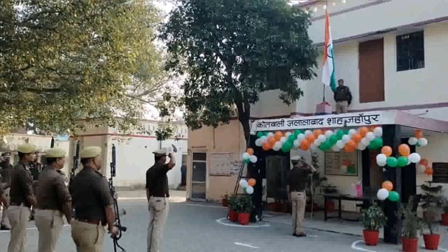 कोतवाली जलालाबाद में थाना प्रभारी ने झंडे को सलामी दी और उसके तिरंगे झंडे को फहराया, एवं एकता और अखंडता की शपथ दिलाई