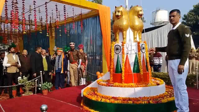 शाहजहांपुर में भाजपा मंत्री ने गणतंत्र दिवस पर झंडा फहराकर दी सलामी गया राष्ट्रीय गान