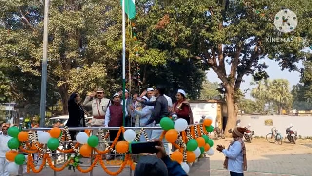 अमरपुर प्रखंड मुख्यालय में शान से लहराया तिरंगा झंडा।जवानों द्वारा दी गई सलामी।