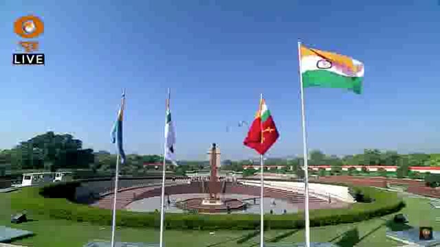 🅰️दिल्ली- 76वें गणतंत्र दिवस की पहली हवाई संरचना, 'ध्वज संरचना'

129 हेलीकॉप्टर यूनिट के Mi-17 1V हेलीकॉप्टर आसमान से उड़ान भरते हुए राष्ट्रीय ध्वज के साथ-साथ सेना, नौसेना और वायु सेना के संबंधित सेवा ध्वजों को ले जा रहे हैं व पुष्प वर्षा कर रहे हैं