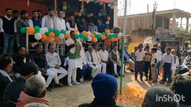 गणतंत्र दिवस के मौके पर पूर्व बेलहर विधायक रामदेव यादव ने राजद कार्यलय में 76 वां झंडोतोलन कर बीर शहीदों को दी सलामी