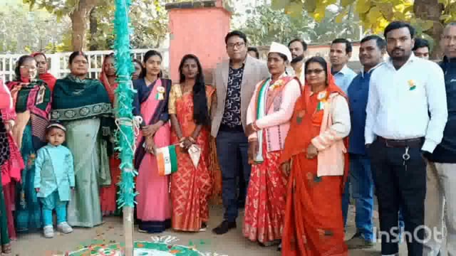 विकाश जीविका विकाश स्वावलंबी सहकारी समिति बेलहर के अध्यक्ष वीना देवी द्वारा संकुल में किया झंडतोलन