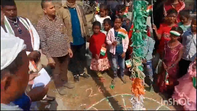 बसमाता पंचायत मुखिया ने पंचायत के चिन्हित स्थानों पर झंडोतोलन के साथ साथ बीर शाहिद के किया तेलचित्र से नमन