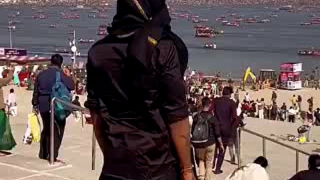 *प्रयागराज- कंधे पर झोला लटकाकर, चेहरा ढककर, पब्लिक से बचते हुए महाकुंभ में पहुंचे मशहूर कोरियोग्राफर रेमो डिसूजा*