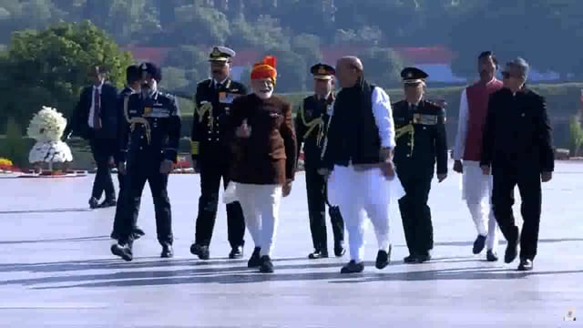 🅰️गणतंत्र दिवस पर दिल्ली, लखनऊ, लेह,उरी से लेकर कन्याकुमारी तक तिरंगा फहराया जा रहा है ,

दिल्ली में PM मोदी ने अमर शहीदों को श्रद्धांजलि अर्पित की , 

CM योगी ने मुख्यमंत्री आवास पर फहराया तिरंगा , 

राज्यपाल आनंदी बेन पटेल ने विधानसभा पर ध्वजारोहण किया। ✍️