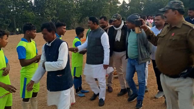 दो दिवसीय फुटबॉल टूर्नामेंट मैच का विधायक ने समारोह पूर्वक पिता काटकर किया उद्घाटन