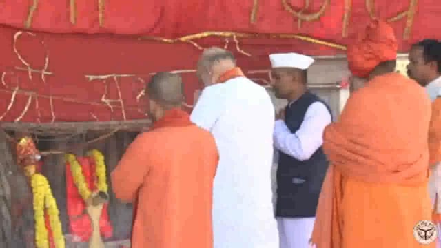 प्रयागराज महाकुम्भ में अक्षयवट का पूजन करते केंद्रीय गृहमंत्री अमित शाह व मुख्यमंत्री योगी आदित्यनाथ