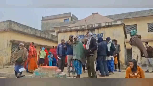 जॉब कार्ड बनाने के एवज में रोजगार सहायक पर लगा अवैध पैसे मानेंगे का आरोप