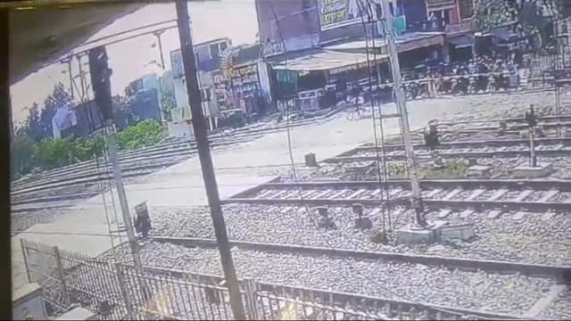 मालीपुर स्टेशन पर छात्रा की ट्रेन से कटकर मौत शरीर के हुए दो टुकड़े फाटक गिरने के बावजूद भी जल्दी में क्राशिंग को पार करने के चक्कर में हुई घटना