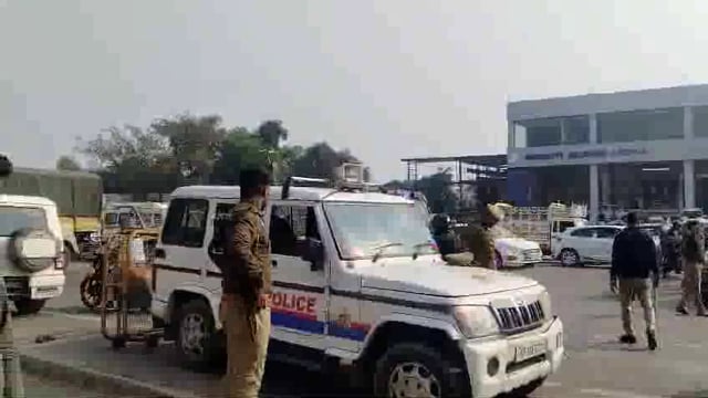 अयोध्या।
बढ़ते हुए श्रद्धालुओं को देखते हुए बंद किया गया हाईवे।
श्रद्धालुओं को बाराबंकी बॉर्डर पर गया रोका।