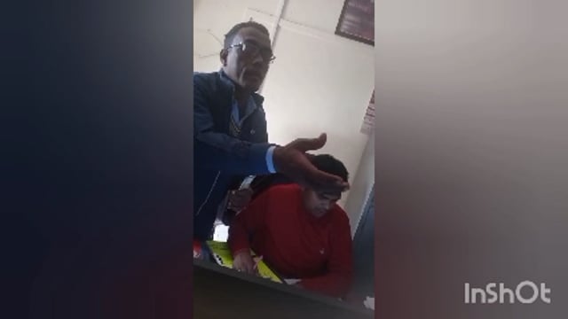 इटियाथोक बीआरसी पर खंड शिक्षा अधिकारी के इशारे पर शिक्षकों से वसूली करते लेखाकार 