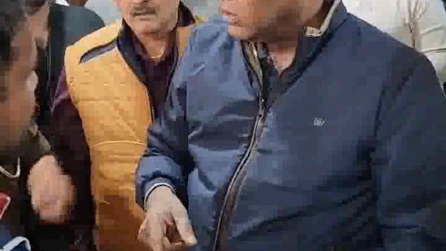 झांसी पीताम्बरा हॉस्पिटल में भर्ती महिला मरीज से नहीं मिलने दे रहे डॉक्टर, आरोप- 10 लाख मांग रहे अस्पताल के डॉक्टर, कहा 