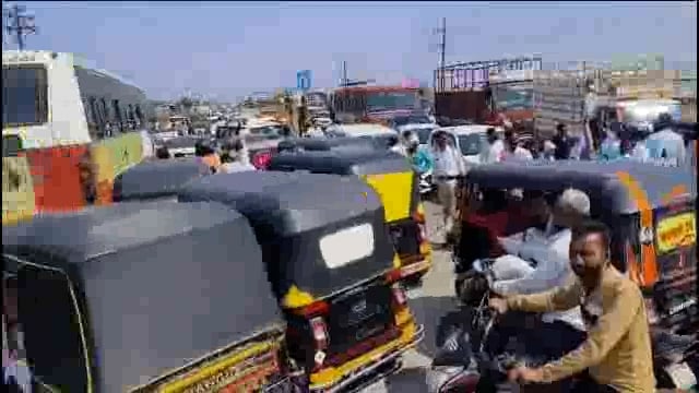 सोयाबीन केंद्र बंद शेतकरी आक्रमक,शेतकऱ्यांनी उदगीर लातूर रस्ता अडवला,वाहतुकीची कोंडी