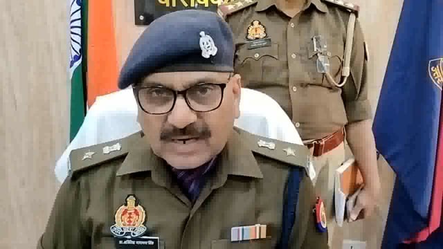 *जनपद बाराबंकी*
*प्रेसनोट सं0-03, दिनांक-28.01.2025*

*स्वाट/सर्विलांस व थाना मोहम्मदपुरखाला की संयुक्त पुलिस टीम द्वारा टप्पेबाजी की घटना से सम्बन्धित 02 अभियुक्तों को किया गया गिरफ्तार, कब्जे से नकदी, मोटर साइकिल, मोबाइल फोन व आधार कार्ड बरामद-*

                 वादी अवधेश कुमार निगम पुत्र श्रीराम निगम निवासी सूरतगंज थाना मोहम्मदपुरखाला जनपद बाराबंकी द्वारा सूचना दिया गया कि उसकी कस्बा सूरतगंज मेन मार्केट में किराना की दुकान है, जिसे दिनांक-11.01.2025 की रात्रि समय करीब 09.30 बजे बन्द कर रहा था कि तभी उसकी दुकान के बाहर रुपयों से भरा बैग अज्ञात व्यक्ति लेकर चले गये। उक्त सूचना के आधार पर दिनांक-12.01.2025 को थाना मोहम्मदपुरखाला पर मु0अ0सं0 20/2025 धारा 304 बीएनएस पंजीकृत किया गया।
                पुलिस टीम द्वारा डिजिटल डेटा व मैनुअल इंटेलीजेंस की मदद से घटना का सफल अनावरण करते हुए आज दिनांक- 28.01.2025 को 02 अभियुक्तों 1. रिजवान, 2. इरफान पुत्रगण स्व0 अली अहमद निवासीगण मोहल्ला मनिहारन कस्बा सूरतगंज थाना मोहम्मदपुरखाला जनपद बाराबंकी को अहरी चौराह से गिरफ्तार किया गया। अभियुक्तगण के कब्जे से 1. 20,370/- रुपये नकद, 2. एक अदद मोटरसाइकिल, 3. एक अदद तमंचा व 02 जिन्दा कारतूस .315 बोर, (अभियुक्त रिजवान के कब्जे से) 4. तीन अदद मोबाइल फोन, 5. आधार कार्ड व ड्राइविंग लाइसेंस (वादी का) का बरामद कर मु0अ0सं0 65/2025 धारा 35/317(2) बीएनएस व 3/25 आर्म्स एक्ट पंजीकृत किया गया।
         पूछताछ में ज्ञात हुआ कि अभियुक्तगण सगे भाई हैं। अभियुक्तगण को विश्वास था कि वादी के पास बिक्री का अच्छा पैसा रहता है। अभियुक्त इरफान हैदराबाद (तेलंगाना) में गाड़ी वाशिंग का काम करता था, इरफान ने फोन के माध्यम से रिजवान से बात करके योजना बनायी तथा घटना को कैसे अंजाम दिया जाए इस सम्बन्ध में रिजवान को निर्देश भी देता था। अभियुक्त रिजवान उपरोक्त ने घटना कारित करने से पूर्व वादी की दुकान व वादी के घर आने-जाने के समय की कई दिनों तक रेकी किया। तत्पश्चात दिनांक 11.01.2025 को मौका पाकर अभियुक्त रिजवान द्वारा उक्त घटना कारित की गयी। घटना के पश्चात इरफान हैदराबाद से वापस आ गया। अभियुक्त रिजवान द्वारा घटना से प्राप्त रुपयों में से 32,000/-रुपये का 01 अदद वीवो एण्ड्राएड मोबाइल, 1500/- रुपये का 01 अदद की-पैड मोबाइल क्रय किया गया तथा योजनानुसार 58,000/-रुपये अपने भाई इरफान उपरोक्त के बैंक खाते में जमा कर दिये गये, जिस सम्बन्ध में उक्त रकम फ्रीज कराए जाने हेतु सम्बन्धित बैंक से पत्राचार किया गया है। शेष पैसे अभियुक्तगण द्वारा अपने शौख पूरा करने में खर्च कर दिये गए। घटना कारित करने में प्रयुक्त मोटर साइकिल अभियुक्त रिजवान उपरोक्त ने दिनांक 04.08.2024 को थाना रामनगर के महादेवा के अभरण तालाब से चोरी की थी जिस सम्बन्ध में थाना रामनगर पर मु0अ0सं0 552/2024 धारा 303(2) बीएनएस पंजीकृत है।

*गिरफ्तार अभियुक्तगण-*
1. रिजवान पुत्र स्व0 अली अहमद निवासी मोहल्ला मनिहारन कस्बा सूरतगंज थाना मोहम्मदपुरखाला जनपद बाराबंकी
2. इरफान पुत्र स्व0 अली अहमद निवासी मोहल्ला मनिहारन कस्बा सूरतगंज थाना मोहम्मदपुरखाला जनपद बाराबंकी
*बरामदगी-*
1. 20,370/- रुपये नकद
2. एक अदद मोटरसाइकिल
3. एक अदद तमंचा व 02 जिन्दा कारतूस .315 बोर
4. 03 अदद मोबाइल फोन
5. आधार कार्ड व ड्राइविंग लाइसेंस (वादी का)

*अपराधिक इतिहास*
*1. रिजवान पुत्र अली अहमद निवासी मोहल्ला मनिहारन कस्बा सूरतगंज थाना मोहम्मदपुर खाला जनपद बाराबंकी*
1. मु0अ0सं0 467/2019 धारा 323/427/504/506 भादवि थाना मोहम्मदपुर खाला जनपद बाराबंकी
2. मु0अ0सं0 552/2024 धारा 303(2) बीएनएस थाना रामनगर जनपद बाराबंकी
3. मु0अ0सं0 20/2025 धारा 304 बीएनएस थाना मोहम्मदपुर खाला जनपद बाराबंकी
4. मु0अ0सं0 65/2025 धारा 35/317(2) बीएनएस व 3/25 आर्म्स एक्ट थाना मोहम्मदपुर खाला जपनद बाराबंकी

*2. इरफान पुत्र अली अहमद निवासी मोहल्ला मनिहारन कस्बा सूरतगंज थाना मोहम्मदपुर खाला जनपद बाराबंकी*
1. मु0अ0सं0 467/2019 धारा 323/427/504/506 भादवि थाना मोहम्मदपुर खाला जनपद बाराबंकी
2. मु0अ0सं0 20/2025 धारा 304 बीएनएस थाना मोहम्मदपुर खाला जनपद बाराबंकी
3. मु0अ0सं0 65/2025 धारा 35/317(2) बीएनएस थाना मोहम्मदपुर खाला जपनद बाराबंकी

*पुलिस टीम-*
*थाना मोहम्मदपुरखाला*
1. प्रभारी निरीक्षक श्री जगदीश प्रसाद शुक्ल
2. उ0नि0 श्रीराम शुक्ल,उ0नि0 शबाब हैदर
3. हे0का0 शहनवाज अहमद, का0 विपुल सचान, का0 गौरव चौधरी

*सर्विलांस टीम-*
1. निरीक्षक श्री बृजेश कुमार यादव प्रभारी सर्विलांस सेल 
2. उ0नि0 श्री रामाधार पटेल 
3. हे0का0 शैलेन्द्र प्रताप सिंह, हे0का0 जितेन्द्र वर्मा 
4. हे0का0 मजहर अहमद, हे0का0 जुबैर, 
5. हे0का0 चन्द्रभान, हे0का0 पवन गौतम,
6. का0 शैलेन्द्र कुमार 

*स्वाट टीम-*
1. निरीक्षक ब्रजकिशोर सिंह प्रभारी स्वाट टीम
2. उ0नि0 श्री अजय सिंह 
3. उ0नि0 श्री संजीव कुमार यादव 
4. उ0नि0 श्री अजीज़ुल हसन 
   5.उ0नि0 श्री मिथिलेश चौहान
6. हे0का0 बलवन्त सिंह, हे0का0 जितेन्द्र बहादुर सरोज
7. हे0का0 मुकेश यादव, हे0का0 अंगद गौड, हे0का0 सत्य प्रकाश यादव
8. का0 प्रवीण शुक्ल, का0 जरनैल सिंह, का0 अभय कुमार, 
9. का0 अंकित तोमर, का0 अभिषेक राजवंशी, का0 नितिन कुमार upper police adhikshak doctor Akhilesh Narayan Ji ki bite Barabanki