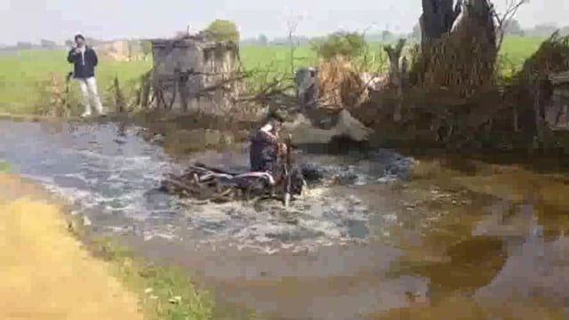 फरह के सुमपुरा व आम के नगला में में रास्ते में कई वर्षों से पानी भरा हुआ ग्रामीण व स्कूली बच्चे नरकीय जीवन जीने को मजबूर