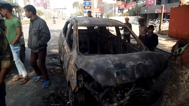 बुधवार की रात को करीब दो से ढाई के बीच में सिकंदरा फ्लाईओवर से नियंत्रण आपा खोकर गाड़ी में लगी भीषण आग