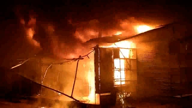 झांसी प्रेमनगर नगरा में रेडीमेड कपड़े की दो दुकानों में लगी भीषण आग, लाखों रुपए का कपड़ा जलकर हुआ खाक