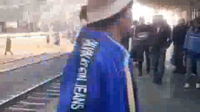 झाँसीः मऊरानीपुर रेलवे स्टेशन पर जमकर चले लाठी डंडे, मारपीट का वीडियो वायरल वीडियो में दबंग युवक दूसरे युवक पर लाठी मार