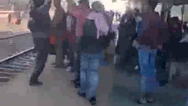 झाँसीः मऊरानीपुर रेलवे स्टेशन पर जमकर चले लाठी डंडे, मारपीट का वीडियो वायरल वीडियो में दबंग युवक दूसरे युवक पर लाठी मार