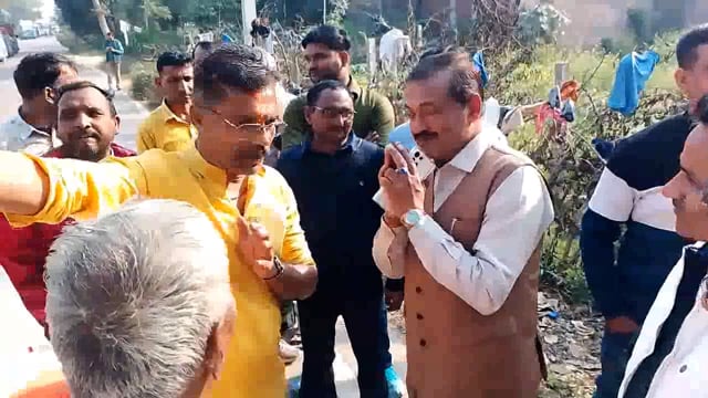 #अमेठी सीमा पर रोक गए श्रद्धालुओं के बीच पहुंचे जिला पंचायत अध्यक्ष राजेश अग्रहरि भोजन पानी का कराया इंतजाम