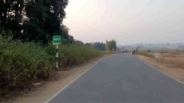 बालू उठाव करने जा रहे अनियंत्रित ट्रक के चपेट आए बाइक सवार युवक हुआ जख्मीआनंदपुर थाना पुलिस ने कराया इलाज के लिए भर्ती #