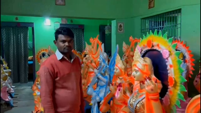 BANKA: विद्यादायिनी की प्रतिमा को अंतिम रूप देने में जुटे मूर्तिकार।