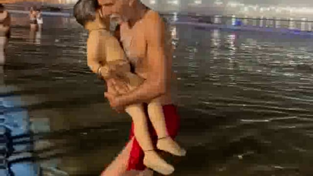 महाकुंभ प्रयागराज में एक व्यक्ति अपने पोते को सनातन धर्म की शिक्षा देता और सनातन धर्म की ओर आगे अवल रहने का प्रेरणा देता