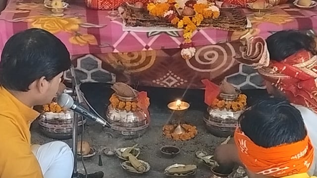 विधि-विधान से पूजन अर्चन कर स्थापित की गई 151 मीटर चुनरी 