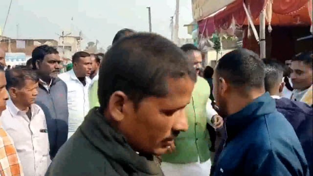 क्षेत्रीय भ्रमण के दौरान राजद के पूर्व विधायक माता काली के दरबार पहुंचे 