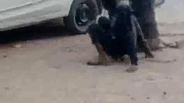 झांसी सीपरी बाजार थाना क्षेत्र के मसीहा गंज चौकी के पास बीच सड़क पर 3 शराबियों ने सड़क पर किया जमकर हंगामा वीडियो वायरल।