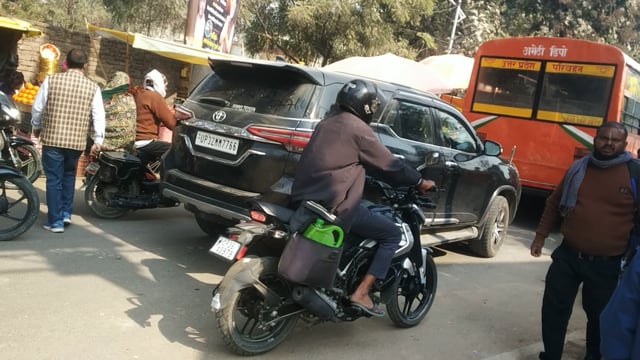 अमेठी कस्वे को जाम से नहीं मिल रहा निजात बस स्टेशन के सामने लगा जाम 