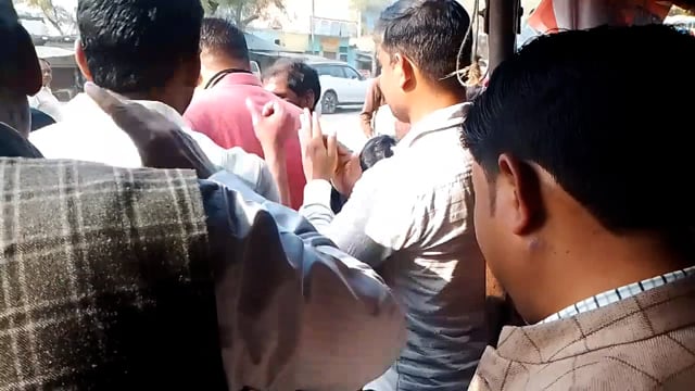 महाकुंभ से लौट रहे जा रहे स्नानार्थीयो के लिए तहसील अमेठी के रामगंज में जिला पंचायत अध्यक्ष राजेश अग्रहरी खिला रहे भोजन 