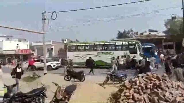 लक्सर पुलिस द्वारा लाठी फटकारने और अज्ञात असमाजिक तत्वों का पथराव! पुलिस अधीक्षक ने संभाला मोर्चा!