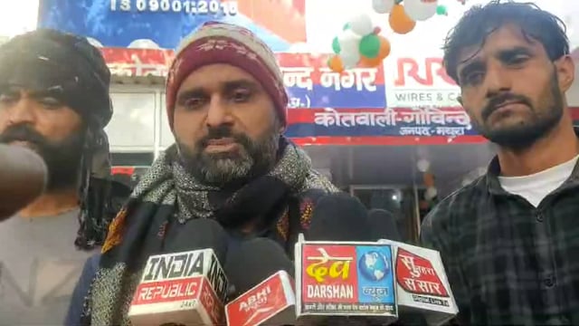 मथुरा गोविंद नगर थाना क्षेत्र में गौ रक्षको ने अवैध मांस ले जाते युवक को पड़कर पुलिस की हवाले किया