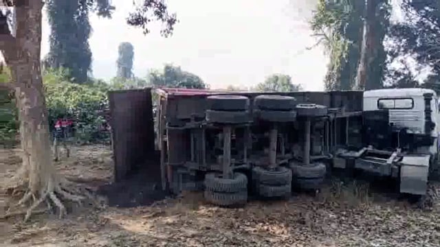 अजब नगर चौराहे के पास स्कूल की गाड़ी को बचाने के चक्कर में अनियंत्रित एक ट्रेलर सड़क किनारे पलट गया।