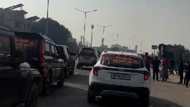 कुंभ प्रयागराज के समाजवादी पार्टी के नेता है आदिल भाई हैं इलाहाबाद कुंभ मेले मेंअपनी 20 गाड़ियां लगा दिए हैं श्रद्धालुओं को आने-जाने में तकलीफ ना हो इसलिए तन मन धन से यूं ही लगे हैं 🇮🇳