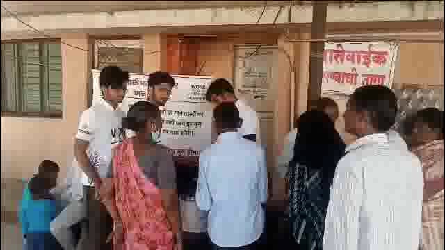 वर्क फॉट कंपॅशन रसोईच्या वतीने रुग्णालयात आलेल्या रुग्णा सोबतील नातेवाईकांना अल्पोपहार वाटप