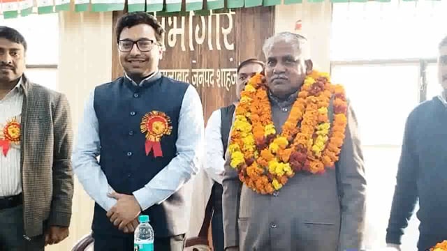 जलालाबाद के सभागार में उपजिला अधिकारी ने सेवानिवृत्त कानूनगो को उपहार देकर दी विदाई