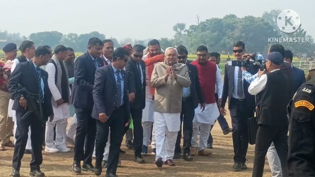 प्रगति यात्रा के दौरान प्रस्तावित मेडिकल कॉलेज के लिए चिह्नित भूमि का अवलोकन करने पहुंचे बिहार के मुखिया नीतीश कुमार।