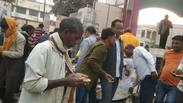 गायत्री परिवार ने अमेठी कस्वे में हवन पूजन के बाद प्रसाद का वितरण अम्बेडकर चौराहा पर कराया शुशील जायसवाल राजा आदि लोग थे