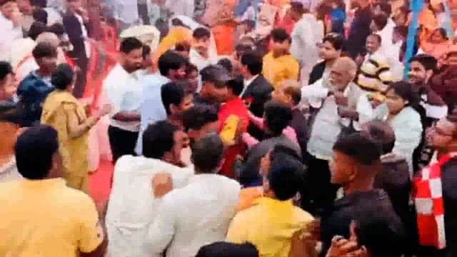 मथुरा में कोरी समाज के सातवें सामूहिक विवाह सम्मेलन बना जंग का अखाड़ा जमकर चले लात घूसे