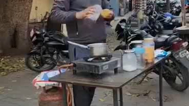 झाँसी सस्पेंड चल रहे यूपी पुलिस इंस्पेक्टर ने खोली चाय की दुकान, झाँसी के इलाइट चौराहे पर चाय बेचते नजर आया इंस्पेक्टर 