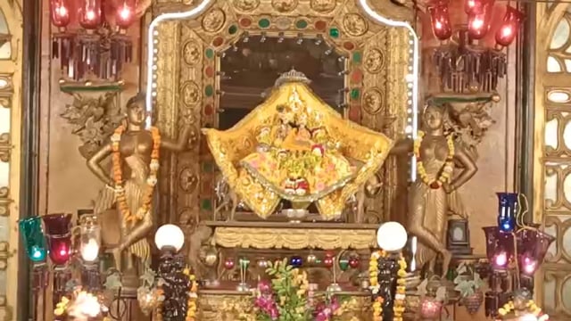 बसंत पंचमी पर्व पर नगर के शाह बिहारी मंदिर में सजने वाले बसंती कमरे को देखने के लिए उमड़ी भक्तों की भीड़