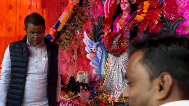 बिहार जिला पार्षद संघ के अध्यक्ष ने पूजा पंडाल में जाकर क्षेत्र की सुख, शांति  को लेकर माता सरस्वती के दरबार टेका माथा 