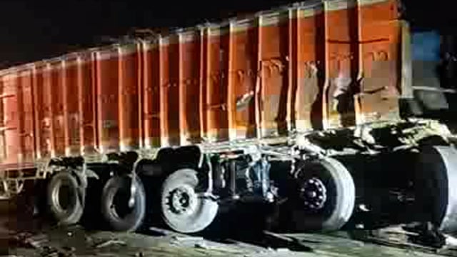 अभी की बड़ी खबर झांसी शिवपुरी हाईवे पर आमने-सामने दो ट्रक में जोरदार टक्कर लगा लंबा जाम मौके पर पहुंची पुलिस।